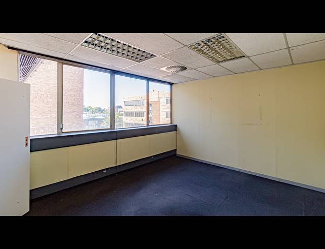 1,100M² OFFICE TO LET IN FERNDALE